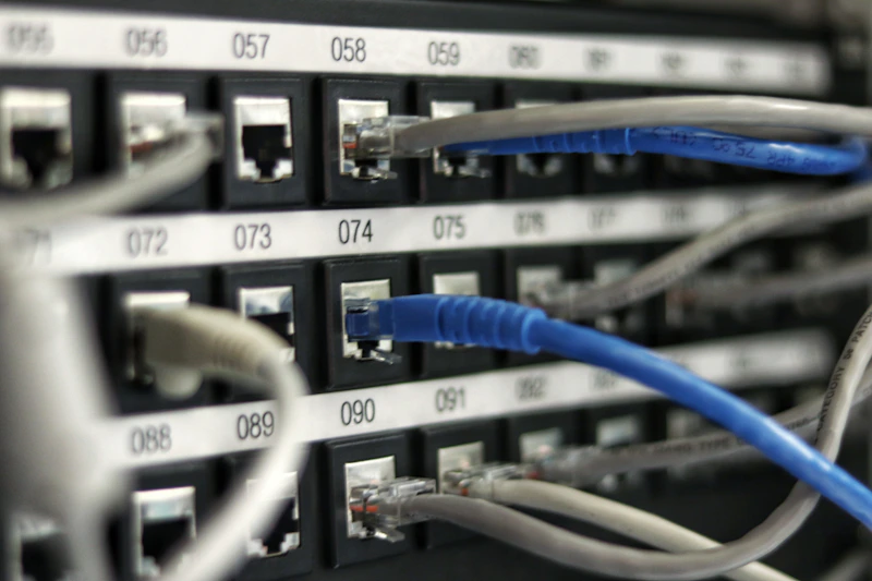 Sala de servidores com racks alinhados e luzes de status