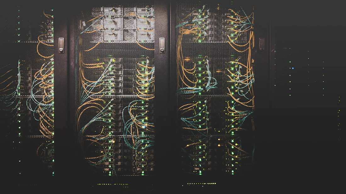 Corredor de data center com cabeamento estruturado e iluminação técnica